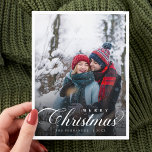 Vrolijk kerstpaar foto modern script briefkaart<br><div class="desc">Het Merry Christmas Couple Photo Modern Script-Briefkaart toont prachtig de foto van uw favoriete paar met een strak, elegant script dat een persoonlijke en oprechte touch toevoegt aan uw vakantie-groeten. Het moderne maar eenvoudige ontwerp vangt perfect de vreugde van het seizoen, en het is volledig aanpasbaar om uw stijl te...</div>