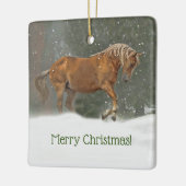 Vrolijk kerstpaard in de sneeuw keramisch ornament (Links)
