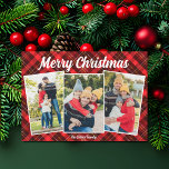 Vrolijk Kerstrood Plaid Tartan 3 Fotomagneet<br><div class="desc">Een klassiek rood geplakt tartaanpatroon achter uw 3-vakantie verticale familiefotocollage voor een feestelijk,  traditioneel vrolijk briefkaart. Mooie en eenvoudige briefkaarten.</div>