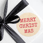 Vrolijk kerstrood typemachine stijl Kraft look Ronde Sticker<br><div class="desc">Kerstvakantie stickers met de tekst "Merry Christmas" in een rode typemachine stijl lettertype op een afgedrukte afbeelding Kraft papier look achtergrond.</div>