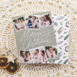 Vrolijk Kerstsalie Groen 6 foto's Budget<br><div class="desc">Verspreid vakantie juichen met deze charmante salie groene kerstbudget fotokaart! Op de voorkant staat "Merry Christmas" in speelse handgeschreven kalligrafie, met je familienaam en het jaar weggestopt in een van de bloeiperioden. Voeg een persoonlijk tintje toe met zes aangepaste foto's - drie aan de bovenkant en drie aan de onderkant...</div>