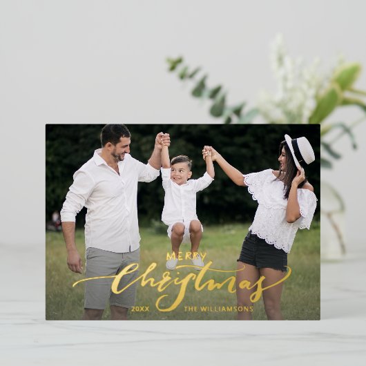 Vrolijk kerstscript 2 foto's Gold Folie Uitnodiging (Staand Voorkant)