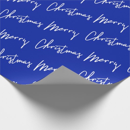 Vrolijk kerstscript Blauwe Zeeviering Witte winter Cadeaupapier (Hoek)