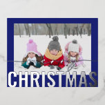 Vrolijk Kerstscript Foto Eenvoudig Modern Folie Feestdagen Briefkaart<br><div class="desc">Merry Christmas Script Photo Simple Modern Silver Foil Christmas Briefkaarten bevat je favoriete foto op een eenvoudige minimalistische blauwe achtergrond met een "Merry Christmas" zilveren folie kalligrafie script overlay. Personaliseer door de tekst op de keerzijde te bewerken. Ontworpen door ©2024 Evco Studio www.zazzle.com/store/evcostudio</div>