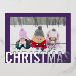 Vrolijk Kerstscript Foto Eenvoudig Modern Folie Feestdagen Briefkaart<br><div class="desc">Merry Christmas Script Photo Simple Modern Silver Foil Christmas Briefkaarten bevat je favoriete foto op een eenvoudige minimalistische paarse achtergrond met een "Merry Christmas" zilveren folie kalligrafie script overlay. Personaliseer door de tekst op de keerzijde te bewerken. Ontworpen door ©2024 Evco Studio www.zazzle.com/store/evcostudio</div>