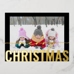 Vrolijk Kerstscript Foto Eenvoudig Modern Folie Feestdagen Briefkaart<br><div class="desc">Merry Christmas Script Photo Simple Modern Gold Foil Christmas Briefkaarten bevat uw favoriete foto op een eenvoudige minimalistische zwarte achtergrond met een "Merry Christmas" gouden folie kalligrafie script overlay. Personaliseer door de tekst op de keerzijde te bewerken. Ontworpen door ©2024 Evco Studio www.zazzle.com/store/evcostudio</div>