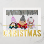 Vrolijk Kerstscript Foto Eenvoudig Modern Folie Feestdagen Briefkaart<br><div class="desc">Merry Christmas Script Photo Simple Modern Gold Foil Christmas Briefkaarten bevat uw favoriete foto op een eenvoudige minimalistische witte achtergrond met een "Merry Christmas" gouden folie kalligrafie script overlay. Personaliseer door de tekst op de keerzijde te bewerken. Ontworpen door ©2024 Evco Studio www.zazzle.com/store/evcostudio</div>
