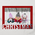 Vrolijk Kerstscript Foto Eenvoudig Modern Folie Feestdagen Briefkaart<br><div class="desc">Merry Christmas Script Photo Simple Modern Silver Foil Christmas Briefkaarten bevat je favoriete foto op een eenvoudige minimalistische rode achtergrond met een "Merry Christmas" zilveren folie kalligrafie script overlay. Personaliseer door de tekst op de keerzijde te bewerken. Ontworpen door ©2024 Evco Studio www.zazzle.com/store/evcostudio</div>