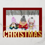 Vrolijk Kerstscript Foto Eenvoudig Modern Folie Feestdagen Briefkaart<br><div class="desc">Merry Christmas Script Photo Simple Modern Gold Foil Christmas Briefkaarten bevat uw favoriete foto op een eenvoudige minimalistische rode achtergrond met een "Merry Christmas" gouden folie kalligrafie script overlay. Personaliseer door de tekst op de keerzijde te bewerken. Ontworpen door ©2024 Evco Studio www.zazzle.com/store/evcostudio</div>