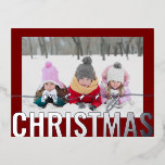 Vrolijk Kerstscript Foto Eenvoudig Modern Folie Feestdagen Briefkaart<br><div class="desc">Merry Christmas Script Photo Simple Modern Silver Foil Christmas Briefkaarten bevat je favoriete foto op een eenvoudige minimalistische rode achtergrond met een "Merry Christmas" zilveren folie kalligrafie script overlay. Personaliseer door de tekst op de keerzijde te bewerken. Ontworpen door ©2024 Evco Studio www.zazzle.com/store/evcostudio</div>