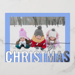 Vrolijk Kerstscript Foto Eenvoudig Modern Folie Feestdagen Briefkaart<br><div class="desc">Merry Christmas Script Photo Simple Modern Silver Foil Christmas Briefkaarten bevat je favoriete foto op een eenvoudige minimalistische blauwe achtergrond met een "Merry Christmas" zilveren folie kalligrafie script overlay. Personaliseer door de tekst op de keerzijde te bewerken. Ontworpen door ©2024 Evco Studio www.zazzle.com/store/evcostudio</div>