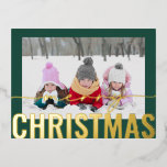 Vrolijk Kerstscript Foto Eenvoudig Modern Folie Feestdagen Briefkaart<br><div class="desc">Merry Christmas Script Photo Simple Modern Gold Foil Christmas Briefkaarten bevat uw favoriete foto op een eenvoudige minimalistische groene achtergrond met een "Merry Christmas" gouden folie kalligrafie script overlay. Personaliseer door de tekst op de keerzijde te bewerken. Ontworpen door ©2024 Evco Studio www.zazzle.com/store/evcostudio</div>