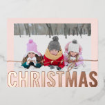 Vrolijk Kerstscript Foto Eenvoudig Modern Folie Feestdagen Briefkaart<br><div class="desc">Merry Christmas Script Photo Simple Modern Copper Folie Christmas Briefkaarten is voorzien van uw favoriete foto op een eenvoudige minimalistische perzik achtergrond met een "Merry Christmas" koperen folie kalligrafie script overlay. Personaliseer door de tekst op de keerzijde te bewerken. Ontworpen door ©2024 Evco Studio www.zazzle.com/store/evcostudio</div>