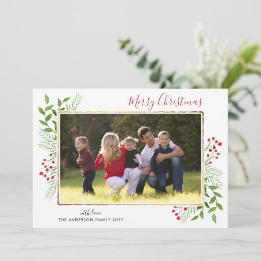 Vrolijk kerstscript laat bessen gouden foto achter feestdagenkaart (Staand voorkant)