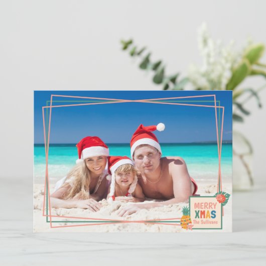 Vrolijk kerststrand met ananas en bloemen feestdagenkaart (Staand voorkant)