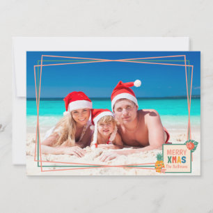 Vrolijk kerststrand met ananas en bloemen feestdagenkaart