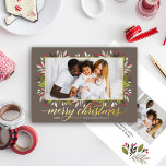 Vrolijk kersttaupe Gold Elegant-script Folie Feestdagenkaart<br><div class="desc">De kerstfeestkaart "Merry kerstmis" is voorzien van een flyse groene bladeren en bessen met een modern elegant echt elegant lijst met bladgroet rond het afbeelding. Pas de eenvoudige tekst met een familiehandtekening en het jaar aan, en kies om een extra bericht op de rug van de kaart te omvatten. Twee...</div>