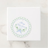 Vrolijk kersttrellis en swag met blauwe boog bedankjes labels (In situ)