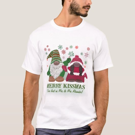 Vrolijk Kissmas, koppels 1e Kerstmis gonk ontwerp T-shirt (Voorkant)