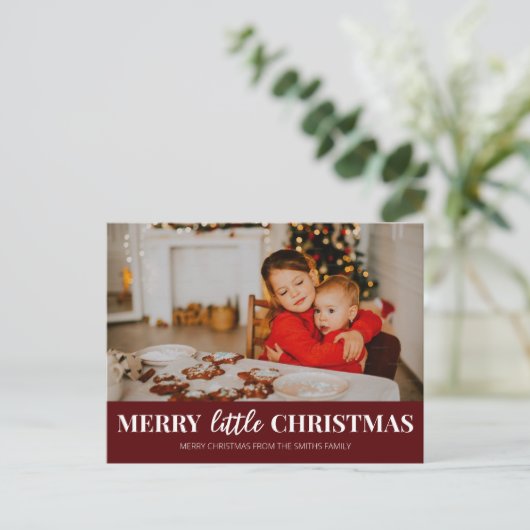 Vrolijk klein Kerstmis Rood Modern Script Foto Feestdagenkaart (Staand voorkant)