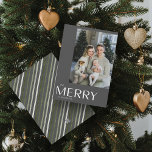 Vrolijk Modern Grijs Foto Kerstmis Feestdagenkaart<br><div class="desc">Laat je vrienden en familie dit jaar weten dat je om de Merry Modern Grey Photo Christmas-kaart geeft. Niet alleen is het stijlvol en up-to-date, maar er is ook voldoende ruimte voor u om uw favoriete geheugen van het afgelopen jaar op te nemen. Het ontwerp is schoon en minimaal maar...</div>