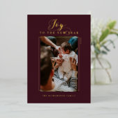 Vrolijk Nieuwjaar Elegante Script Foto & Strepen Folie Feestdagenkaart (Staand Voorkant)