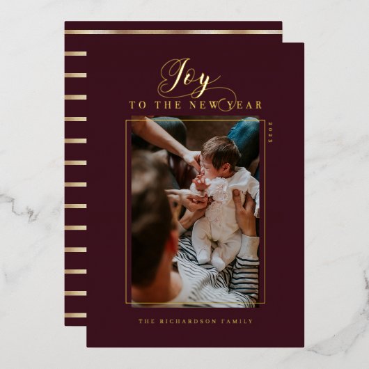 Vrolijk Nieuwjaar Elegante Script Foto & Strepen Folie Feestdagenkaart (Voorkant / Achterkant)