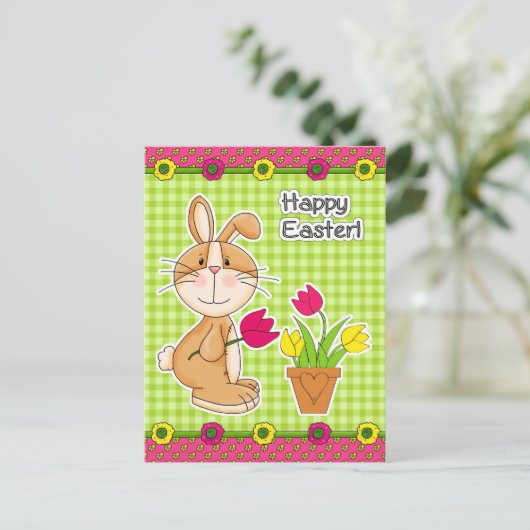Vrolijk Pasen. Schattige konijntje met tulpen Feestdagenkaart (Staand voorkant)