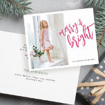 Vrolijk roze kerstfotokaart<br><div class="desc">Fancy schattig modern Merry en Bright winter feestdagen familiefoto kerstBUDGET BETAALBAAR wenskaart met borstelschrijven met handgeschreven kalligrafie. Pas het aan met uw foto en jouw tekst aan beide zijden! LEES DIT ALVORENS HET KOPEN! Dit is een betaalbare budgetkaart die op een vel papier is gedrukt (elk vel heeft één kaart)....</div>