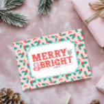 Vrolijk vrolijk en helder | Retro roze en rode Hol Feestdagenkaart<br><div class="desc">Deze kaart is voorzien van een vrolijke vakantie begroeting in een moderne Victoriaans stijl typografie op een roze en rode hulst achtergrond. U kunt uw naam en jaar personaliseren.</div>