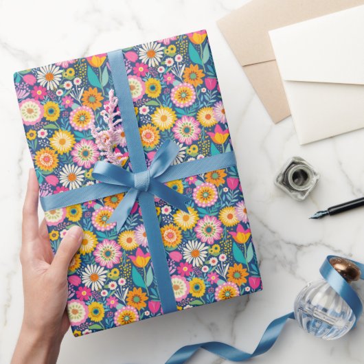 Vrolijke bloemen cadeaupapier (Geschenken)