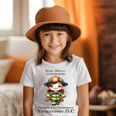 Vrolijke brandweerman in heldere uitrusting met ca t-shirt