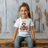 Vrolijke brandweerman rijdt op een levendige brand t-shirt