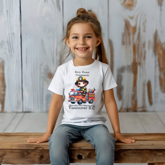 Vrolijke brandweerman rijdt op een levendige brand t-shirt