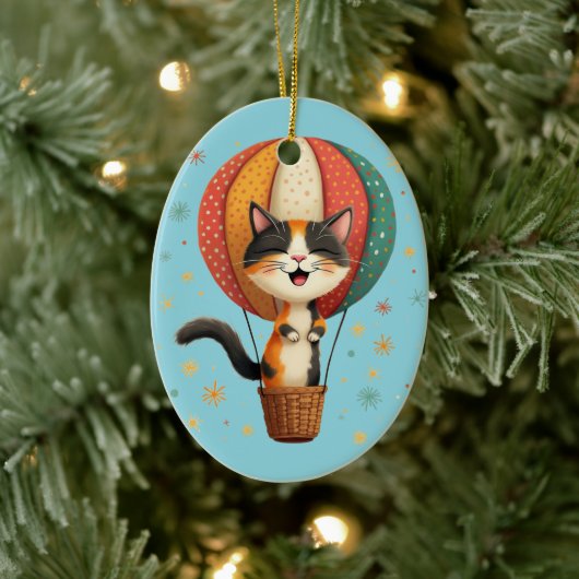 Vrolijke Calico Cat Sky Adventure Illustratie Keramisch Ornament (Boom)