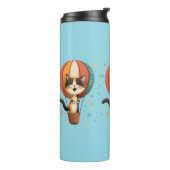 Vrolijke Calico Cat Sky Adventure Illustratie Thermosbeker (Gedraaid links)