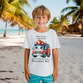 Vrolijke cartoon brandweerwagen op een stralende d t-shirt