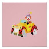 Vrolijke clown rijdt in een grillige gele auto perfect poster (Voorkant)