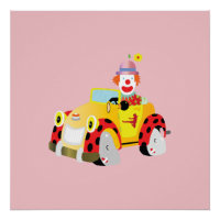 Vrolijke clown rijdt in een grillige gele auto
