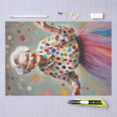 Vrolijke Elegantie: oude dame in kleurrijke tule r Tissuepapier (Craft)