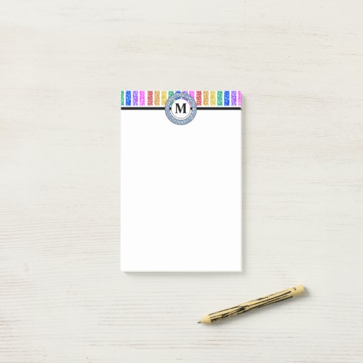 Vrolijke en heldere regenboog monogram strepen post-it® notes (Op bureau)