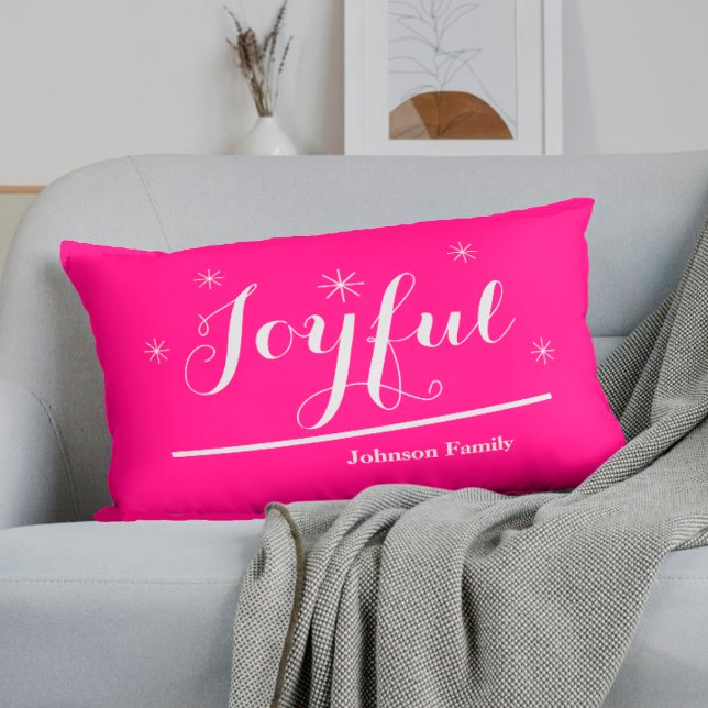 Vrolijke Feestdagen Script Familienaam Chic Hot Pi Kussen (Infuse your holidays with a Joyful spirit. These hot pink lumbar pillows can really do the trick.)
