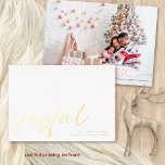 Vrolijke foto kalligrafie Kerstmis Luxe Echt Folie Feestdagenkaart<br><div class="desc">Vrolijke Foto Kalligrafie Kerst Luxe Echt. Veel witte ruimte voor een modern hedendaags gevoel. Joyful is in een stijlvolle set script, afgedrukt in echte folie in uw keuze van goud, roos goud of zilver, net als uw namen en begroeting die u gemakkelijk kunt personaliseren. Vervang de voorbeeldfoto op de achterkant...</div>