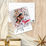Vrolijke foto overlay kalligrafie kerst wit feestdagenkaart<br><div class="desc">Vrolijke familie foto overlay kalligrafie kerst wit. Vervang de voorbeeldfoto eenvoudig door uw eigen foto en personaliseer met uw namen en jaar. Joyful is in een stijlvol speels setscript in donkergroen dat desgewenst in een andere kleur kan worden veranderd.</div>