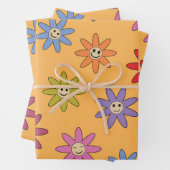 Vrolijke glimlachende kleurrijke bloemetjes op sin inpakpapier vel (In situ)