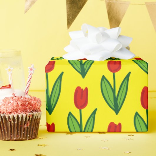Vrolijke grillige rode tulpenbloem op maat geel cadeaupapier (Verjaardagsfeest)