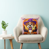 Vrolijke hond verkleed als heks te midden van Hall Kussen (Stoel)