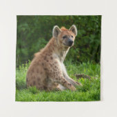 Vrolijke hyena te midden van groen wandkleed (Voorkant)
