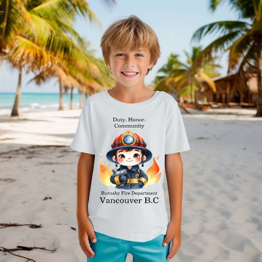 Vrolijke jonge brandweerman klaar om te vechten t-shirt