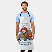 Vrolijke jonge brandweerman op rode vrachtwagen schort (Gedragen)